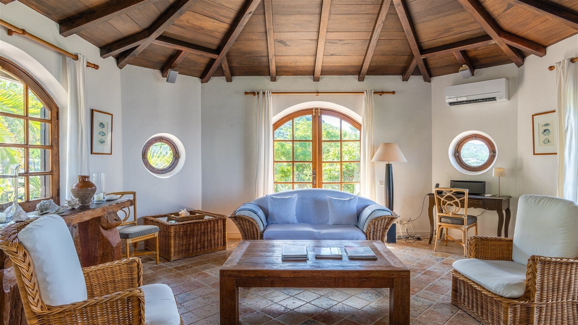 TV, DVD-spiller og stereoanlegg