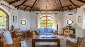 TV, DVD-spiller og stereoanlegg