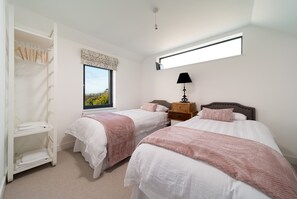 3 bedrooms, iron/ironing board, internet, bed sheets - Seymour Heights, three bedroom holiday home with views over Woolacombe Beach (Woolacombe,)