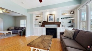 Televisión, chimenea, reproductor de DVD y oficina 