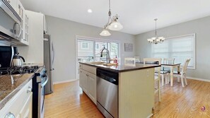 Refrigerador, microondas, horno y parrilla de estufa 