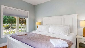 6 bedrooms, iron/ironing board, WiFi, bed sheets - Superior Location | Near Beach, Lake, Downtown | Main Floor Ensuite (South Haven)