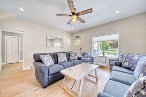 Una televisión, una oficina