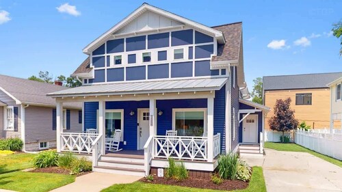 Superior Location | Near Beach, Lake, Downtown | Main Floor Ensuite