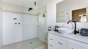 Badewanne, kostenlose Toilettenartikel, Haartrockner, Handtücher