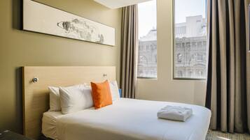 Executive Room | Egyptian cotton sheets, premium bedding, pillow-top beds, minibar