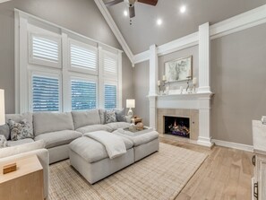 TV connectée, cheminée, chaßne hi-fi