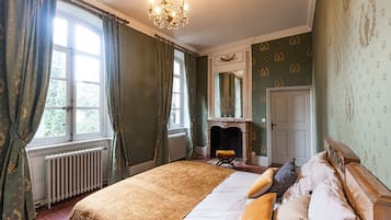 9 chambres, coffres-forts dans les chambres, bureau