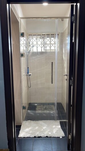 Sèche-cheveux, serviettes fournies, savon, shampoing