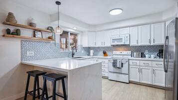 Een koelkast, een magnetron, een oven, een kookplaat