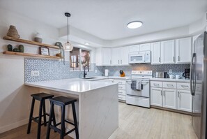 Een koelkast, een magnetron, een oven, een kookplaat