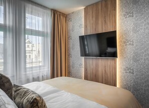 Hypo-allergenic bedding, desk, blackout curtains, soundproofing - Theatre 9 Apartment by Adrez Living (Prague)