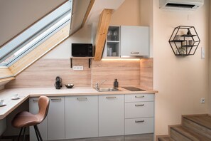 Superior studio | Privékeuken | Een koelkast, een microgolfoven, een kookplaat