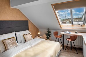 Hypo-allergenic bedding, desk, blackout curtains, soundproofing - Theatre 9 Apartment by Adrez Living (Prague)