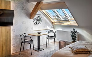 Superior studio | Hypoallergeen beddengoed, een bureau, verduisterende gordijnen