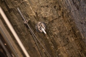 Suite | Badezimmer | Kostenlose Toilettenartikel, Haartrockner, Bademäntel, Hausschuhe