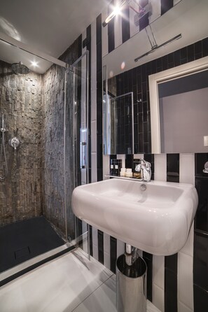 Suite | Bathroom | Free toiletries, hair dryer, bathrobes, slippers - Relais San Lorenzo in Lucina (Rome)