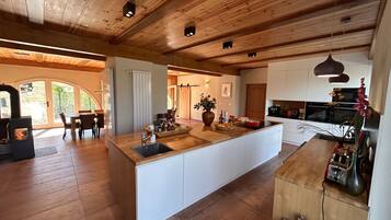 Frigorifero, microonde, forno, piano cottura