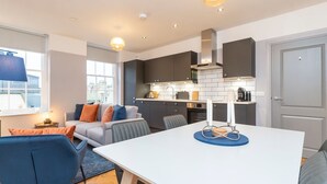Un appartamento moderno con zona pranzo, cucina e soggiorno.