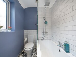 Shower, hair dryer, towels - Lovely 2BR Terrace House Ormeau Park Area - Pass the Keys (Belfast)