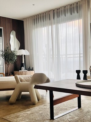 تلفزيون، مدفأة، كُتُب