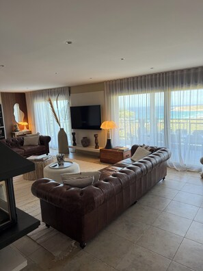 TV, fireplace, books - Magnificent modern villa with panoramic sea view and swimming pool (Algajola)