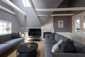 Luxury-Apartment, 2 Schlafzimmer (4 persons Shared Terrace) | Wohnbereich | 45-Zoll-Flachbildfernseher mit Kabelempfang, Fernseher, Fußbodenheizung