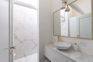 Apartemen Mewah, 1 kamar tidur (4 persons Shared Terrace) | Kamar mandi | Shower, pancuran hujan,  dan pengering rambut