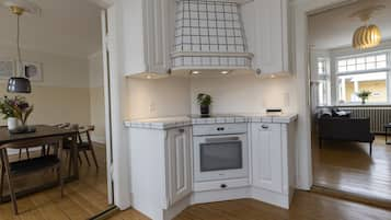 Maison mitoyenne Traditionnelle, 4 chambres, patio (8 persons) | Cuisine privée | Grand réfrigérateur, micro-ondes, four, plaque de cuisson