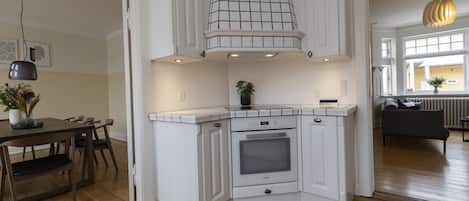 Casa de ciudad tradicional, 4 habitaciones, patio (8 persons) | Cocina privada | Refrigerador con congelador, microondas, horno y parrilla de estufa