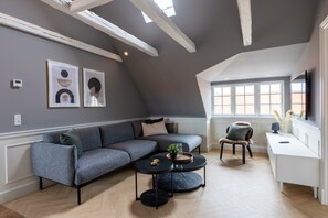 Luxury-Apartment, 2 Schlafzimmer (5 persons Shared Terrace) | Wohnbereich | 45-Zoll-Flachbildfernseher mit Kabelempfang, Fernseher, Fußbodenheizung