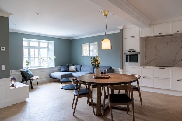 Luxury-Apartment, 2 Schlafzimmer (4 persons Shared Terrace) | Wohnbereich | 45-Zoll-Flachbildfernseher mit Kabelempfang, Fernseher, Fußbodenheizung