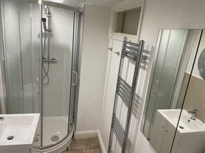 Shower, hair dryer - Garden Apartment  in a Georgian Town House in London (London)
