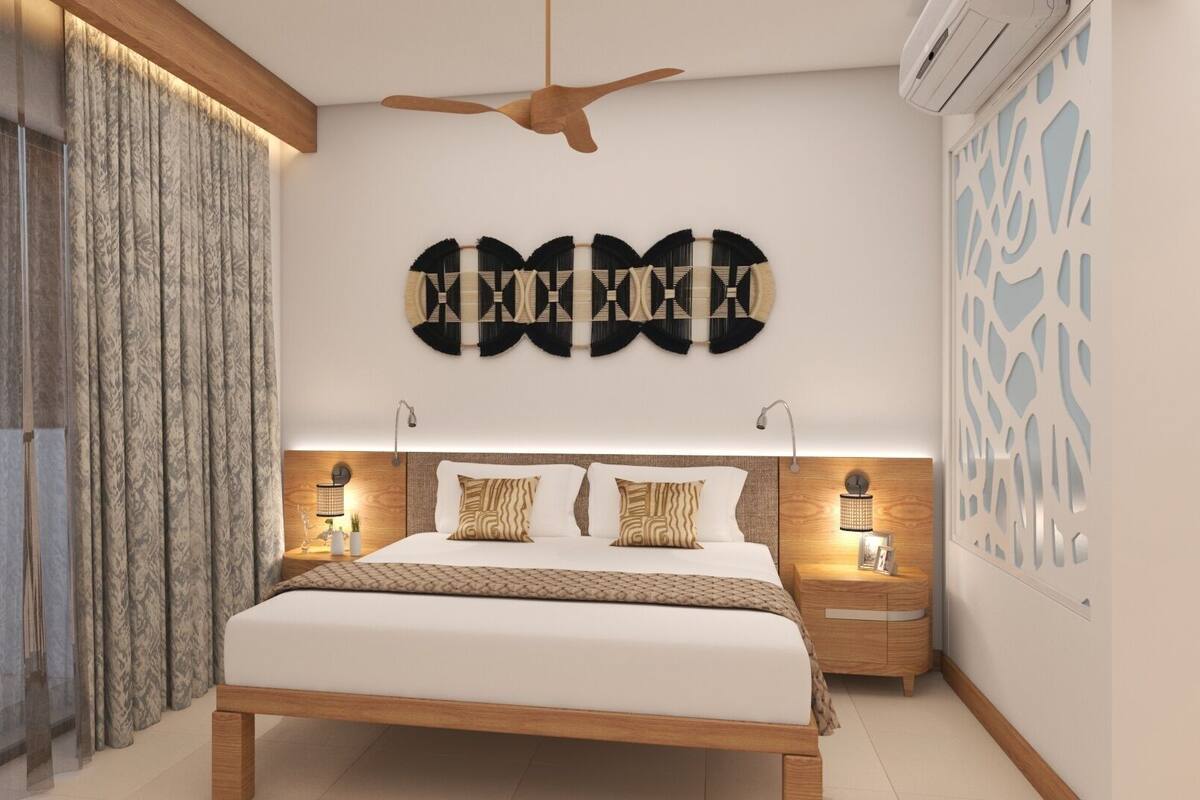 Une chambre moderne avec un grand lit, un ventilateur de plafond, des œuvres d’art murales et une vue par la fenêtre.