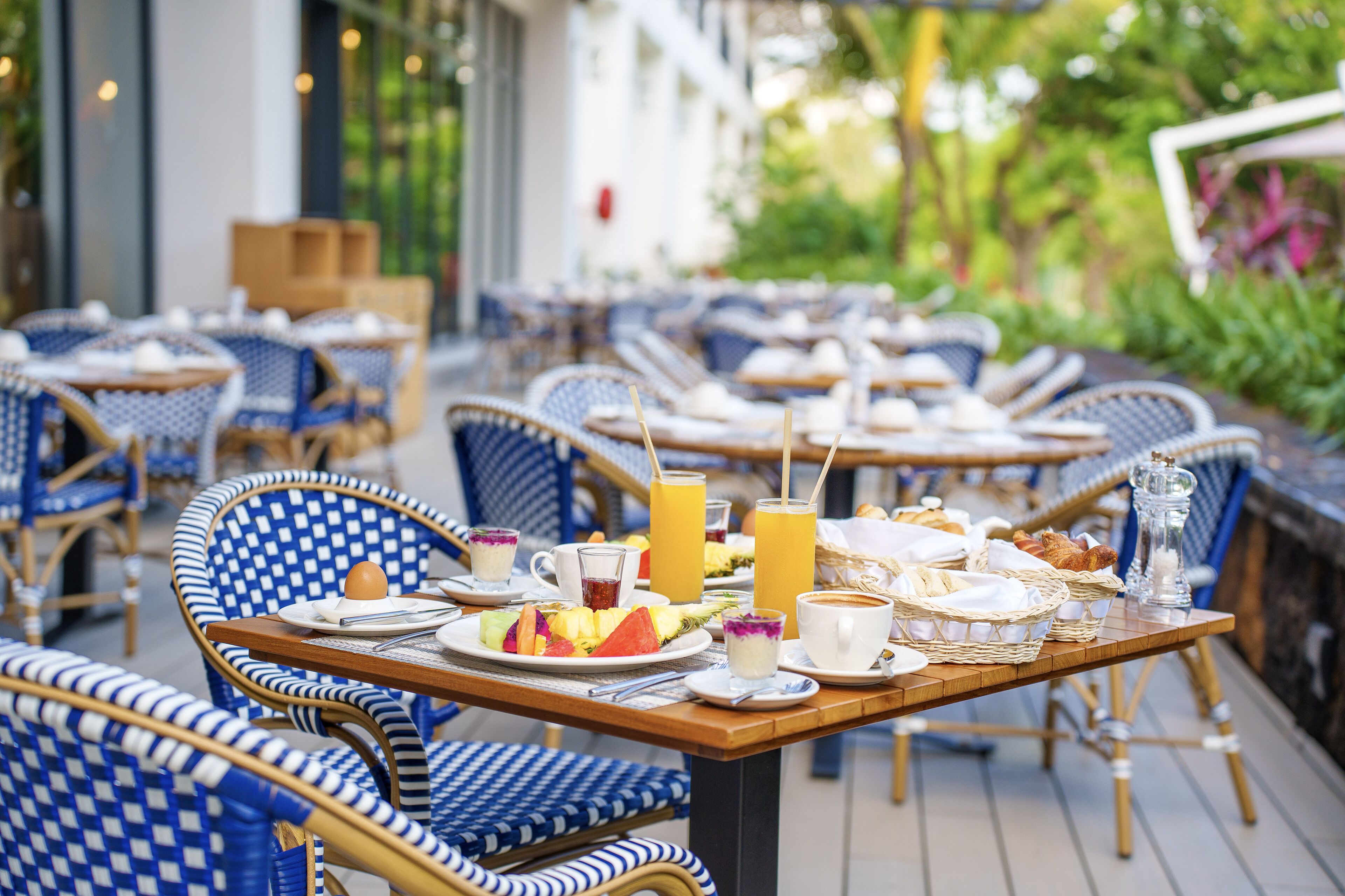 2 间餐厅，供应早餐、午餐和晚餐，国际美食