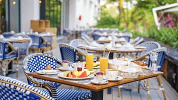 2 restaurantes, se sirven desayunos, comidas y cocina internacional