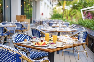 2 restaurants, breakfast, lunch, dinner served; international cuisine