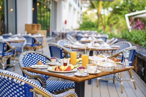 2 restaurants, breakfast, lunch, dinner served; international cuisine