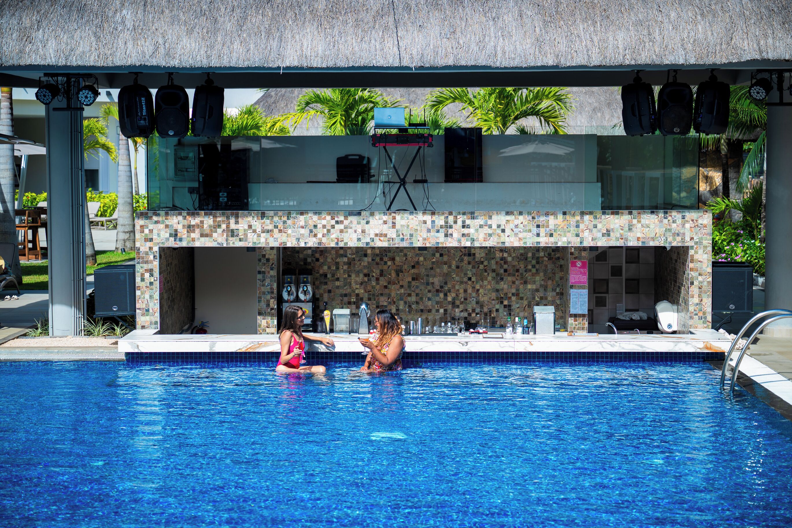 2 bars/lounges, een swim-up bar, een poolbar