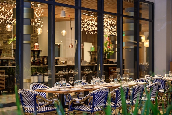 2 restaurants; breakfast, lunch, and dinner served