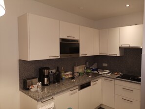 Kühlschrank, Mikrowelle, Herdplatte, Geschirrspüler