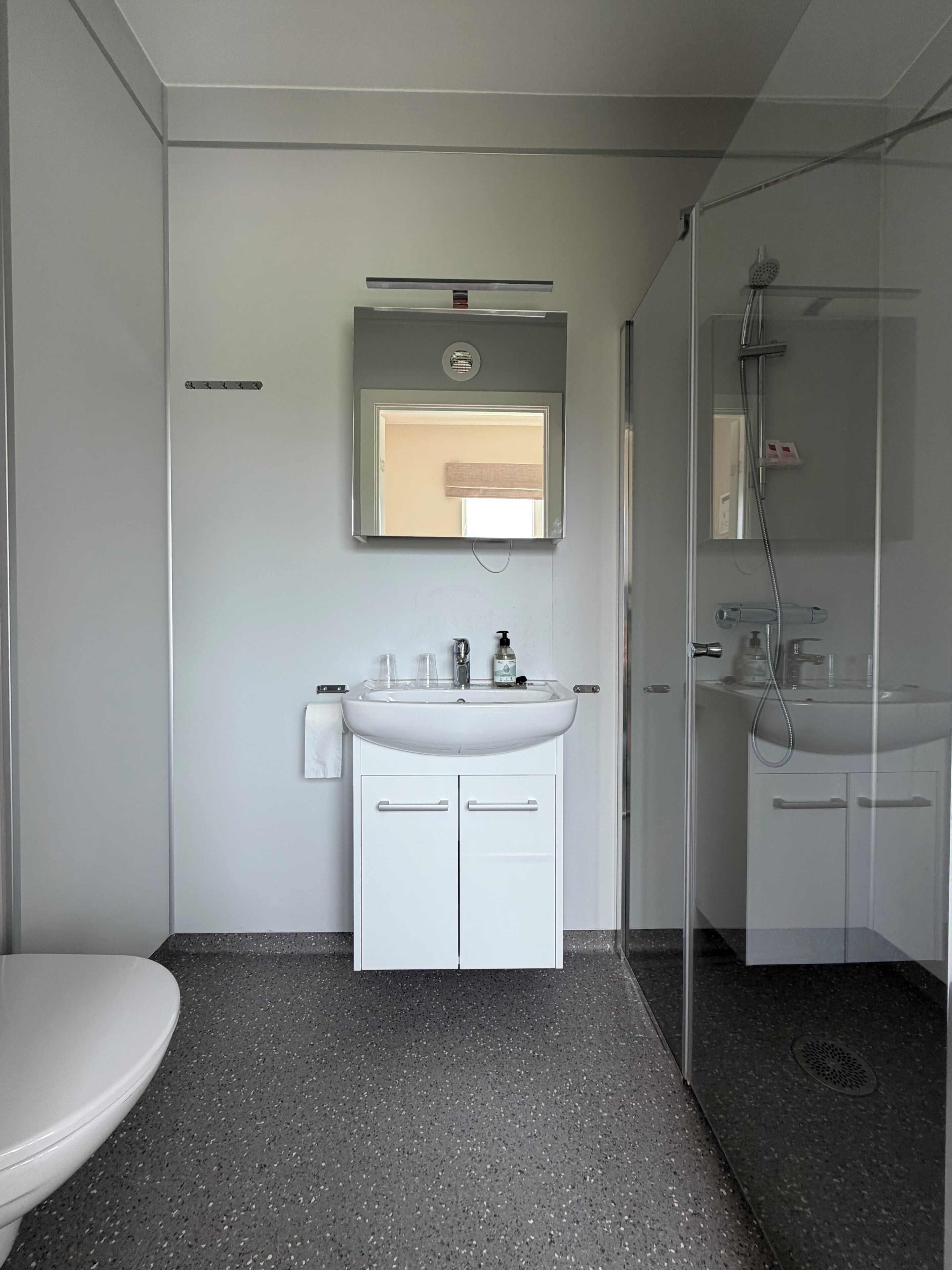 Zweibettzimmer, 2 Einzelbetten | Badezimmer | Dusche, Fußbodenheizung (Badezimmer), Handtücher, Seife