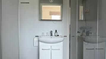 Zweibettzimmer, 2 Einzelbetten | Badezimmer | Dusche, Fußbodenheizung (Badezimmer), Handtücher, Seife