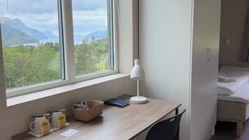 Tomannsrom, 2 enkeltsenger | Skrivebord, skrivebord for bærbar PC, wi-fi (inkludert) og sengetøy