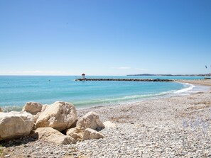På stranden
