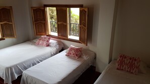 Kamar Quadruple Standar | Dilengkapi dengan perabotan berbeda-beda, Wi-Fi gratis, dan seprai linen