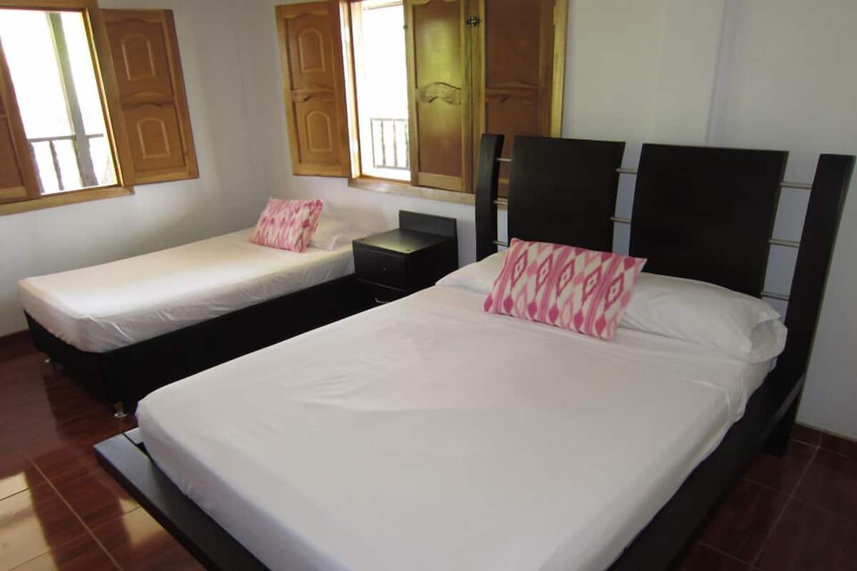 Standard Triple Room | Dilengkapkan perabot secara berasingan, Wi-fi percuma, cadar katil