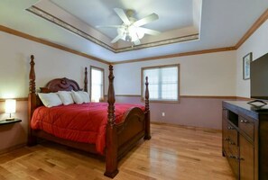 5 bedrooms, iron/ironing board, free WiFi, bed sheets - 5-Bedroom House Next to Silver Dollar City (Branson)