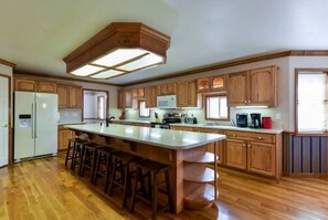 Fridge, microwave, oven, stovetop - 5-Bedroom House Next to Silver Dollar City (Branson)