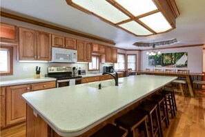 Fridge, microwave, oven, stovetop - 5-Bedroom House Next to Silver Dollar City (Branson)